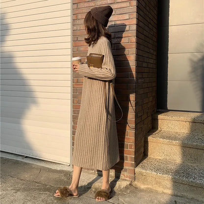 Wadenlanges Damen-Rollkragenpulloverkleid