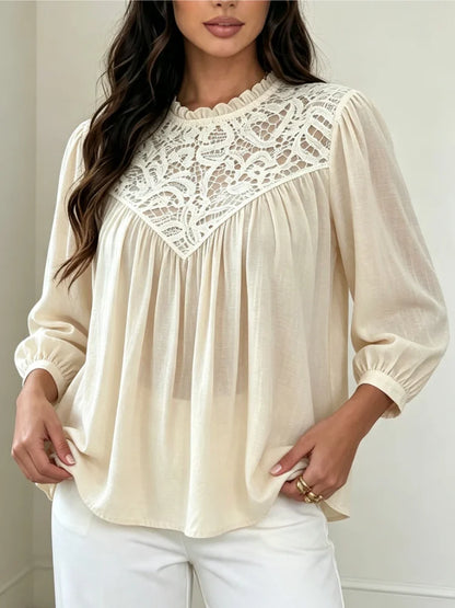 Chiffonbluse mit Spitzenbesatz und Rüschenkragen