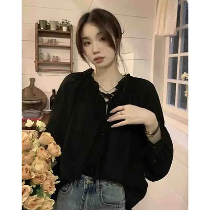 Blusa con colletto a volant e maniche a lanterna