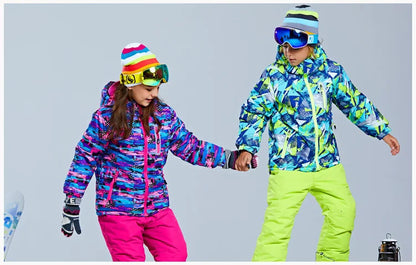 Kinder-Set aus kapuzenreifer Skijacke und Schneehose