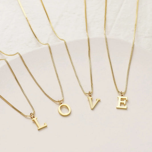 Collar con letra inicial – Colgante de acero inoxidable en tono dorado de la A a la Z