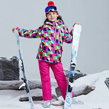 Kinder-Set aus kapuzenreifer Skijacke und Schneehose