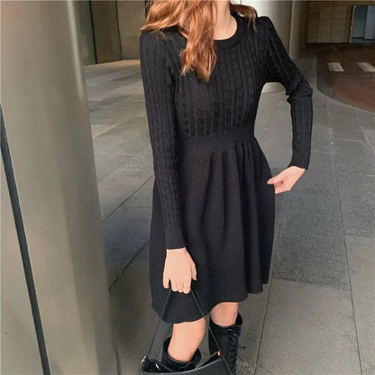 Miniabito da donna a trapezio con maniche lunghe e ricami