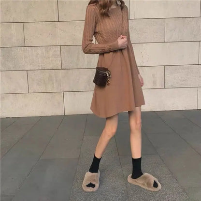 Miniabito da donna a trapezio con maniche lunghe e ricami