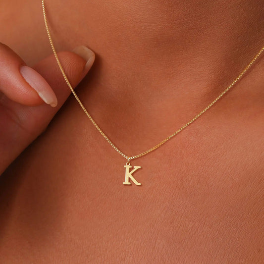 Collar con letra inicial – Colgante de acero inoxidable en tono dorado de la A a la Z