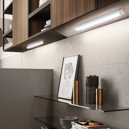 Wiederaufladbare LED-Lichtleiste mit Bewegungsmelder – Kabelloses Unterschrank- & Kleiderschranklicht