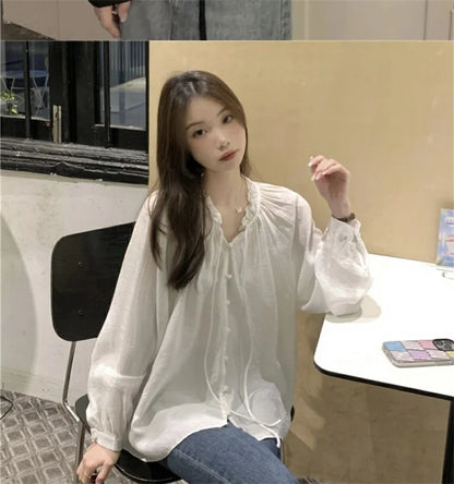 Blusa con colletto a volant e maniche a lanterna