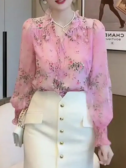 Blusa con cuello en V y borlas florales