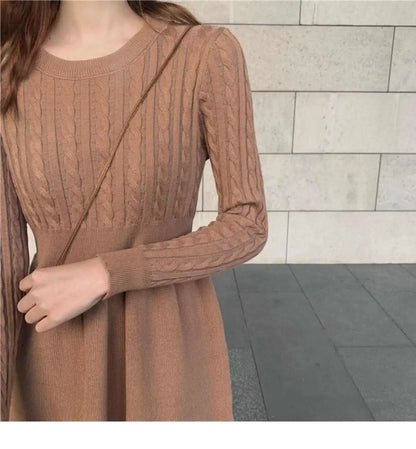 Miniabito da donna a trapezio con maniche lunghe e ricami