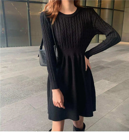 Miniabito da donna a trapezio con maniche lunghe e ricami