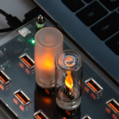 Luce Notturna a LED con Fiamma Tremolante USB in Vetro a Forma di Candela | 5 Stili | Decorazione per Auto, Casa e Laptop