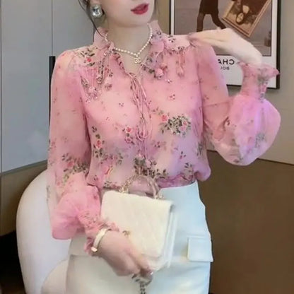 Blusa con cuello en V y borlas florales