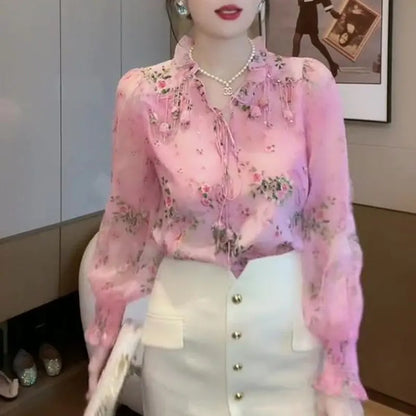 Blusa con cuello en V y borlas florales